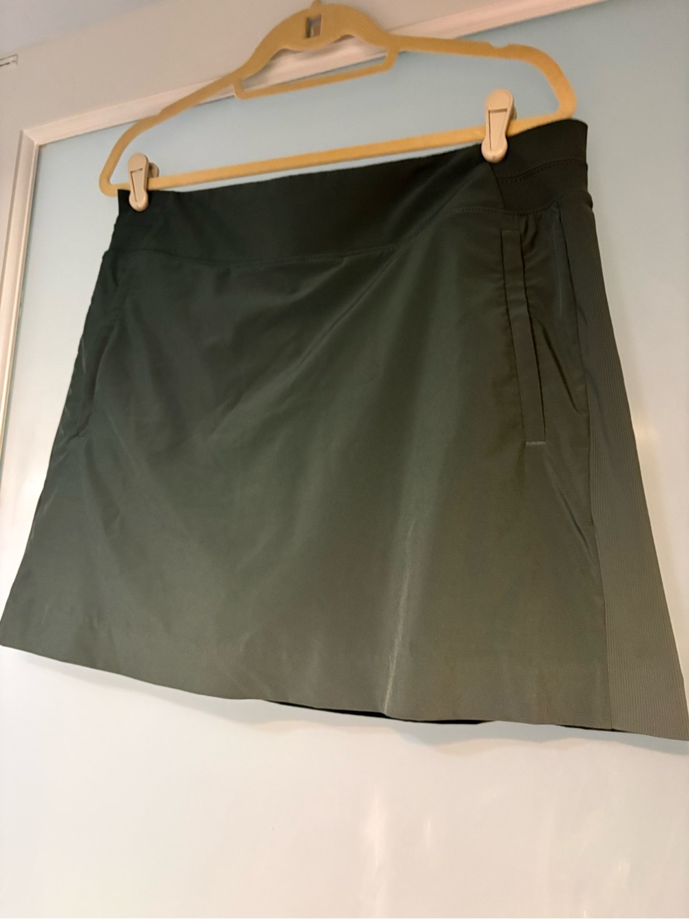 Athleta Women’s Olive Green Performance Skort Size 14
